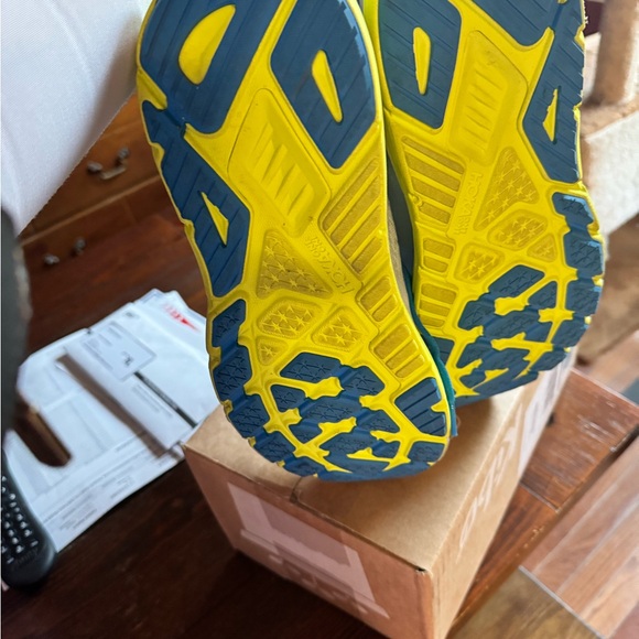 Hoka Arahi 6 - Picture 2 of 9